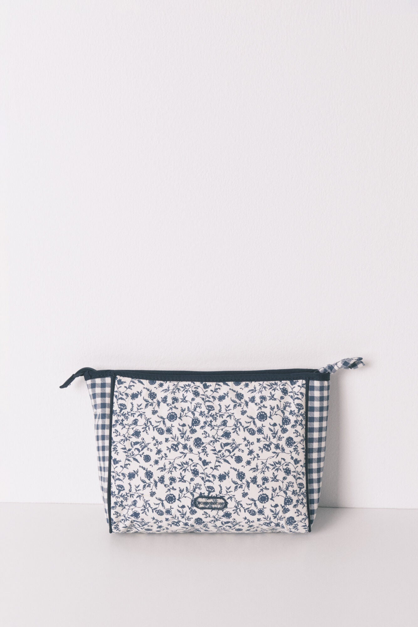 Women Secret_Blue Print_Medium Blue Smileyworld¨ Nylon Vanity Case_4842010_19_02